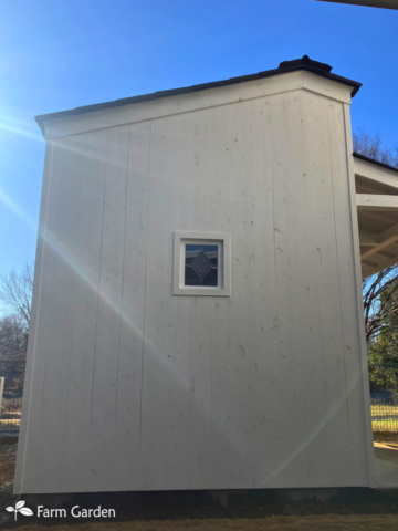 小屋の側面裏側にも小さなステンドグラス