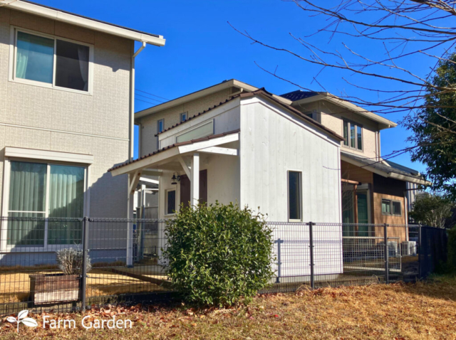 小屋の側面から