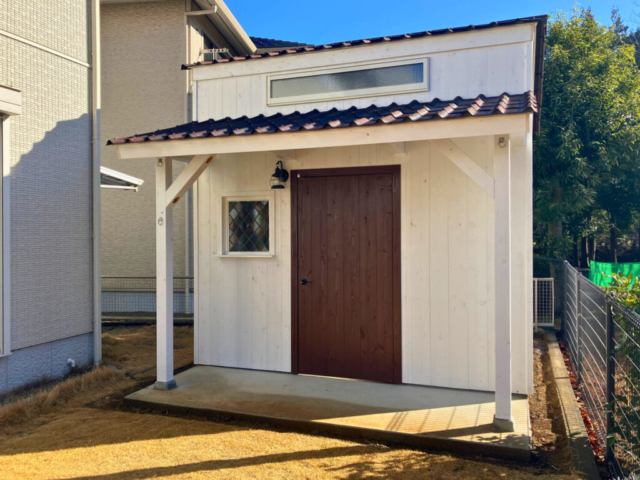 小屋正面アップ