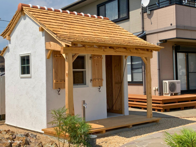 板葺の屋根が可愛い小屋