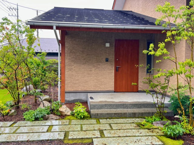 植栽の足元にはウッドチップでマルチングしてあります。雨の日も泥はねから守ってくれます。