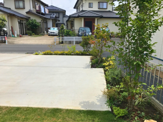 駐車場脇の植栽スペース。お隣との目隠しにもなります。