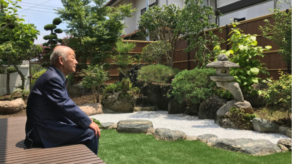 濡れ縁から四季を楽しむ、人工芝と雑木のやすらぎ庭　水戸市S様邸